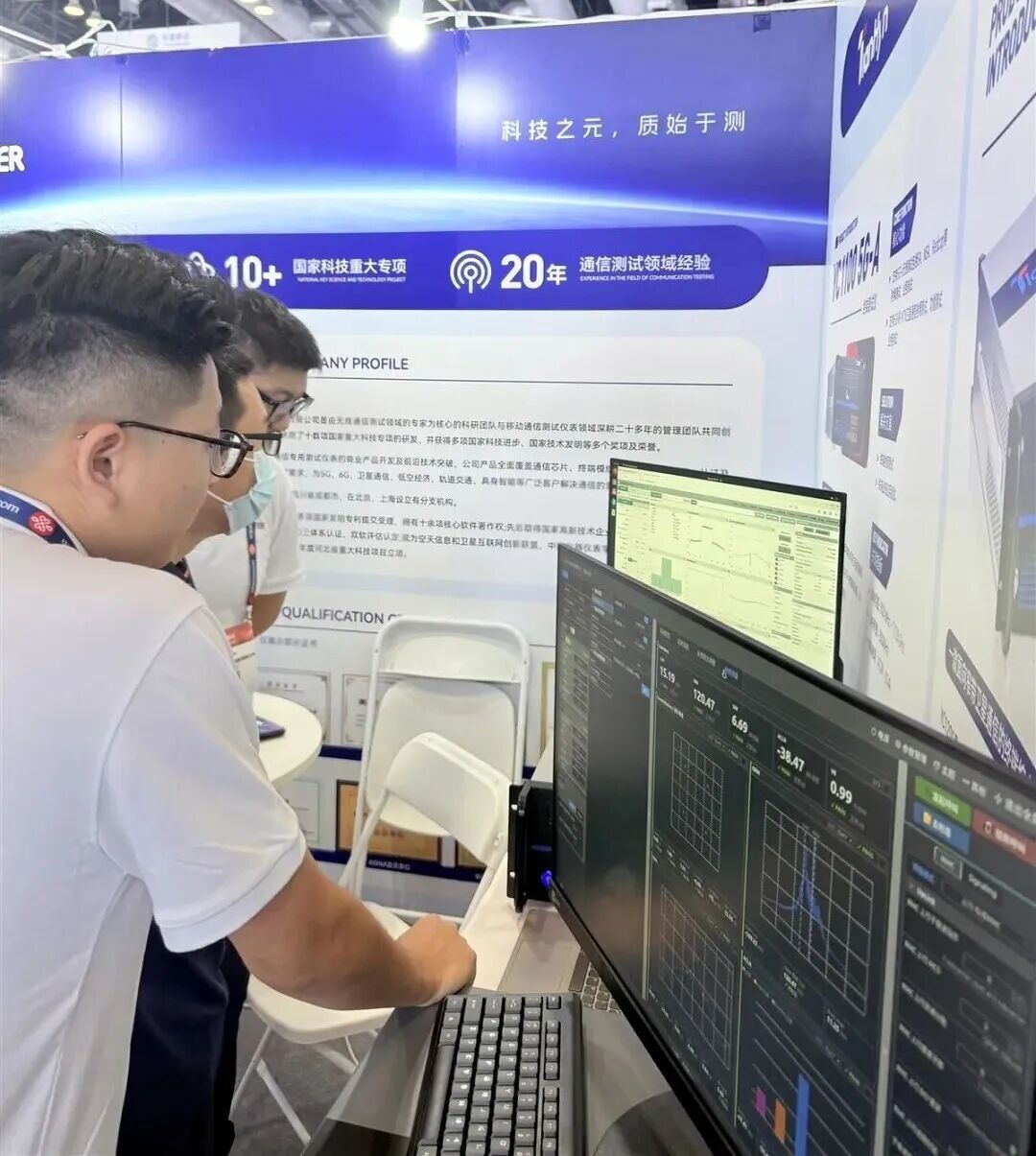展会现场，元测工程师演示测试仪表操作